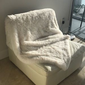 Chanasya faux fur throw blanket -white